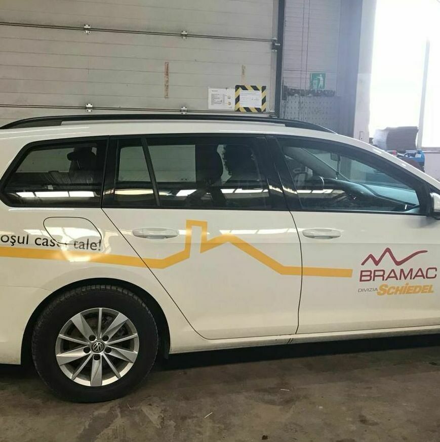 Inscripționare auto de înaltă calitate, cu aplicare precisă și grafică impecabilă.