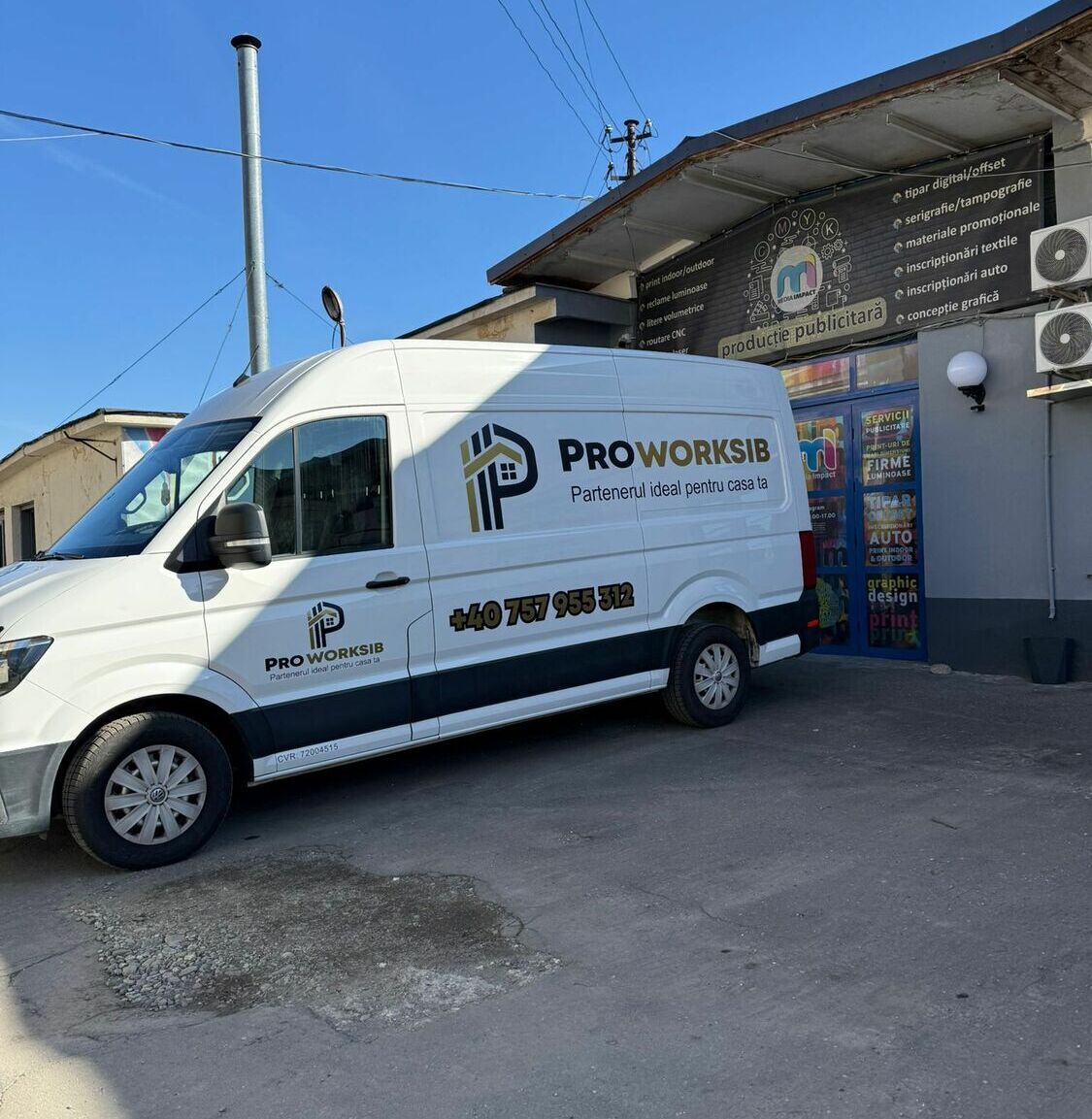 reclama pe masina Sibiu duba inscriptionata pentru marketing mobil reclama pe duba sibiu realizata prin colantare auto proworksib pentru promovare servicii constructii