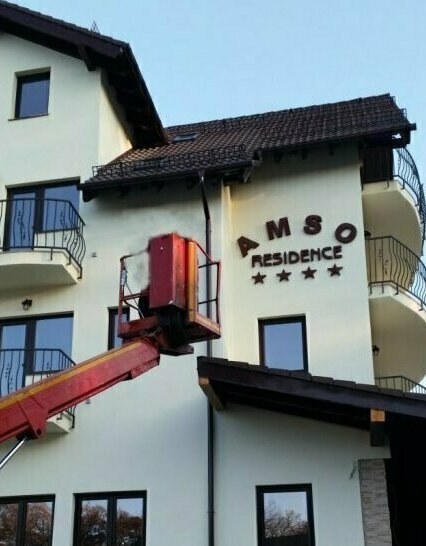Firme luminoase Sibiu – montaj profesional la inaltime cu nacela pentru litere volumetrice montaj litere volumetrice luminoase la inaltime in sibiu folosind nacela pentru hotel si cladiri comerciale