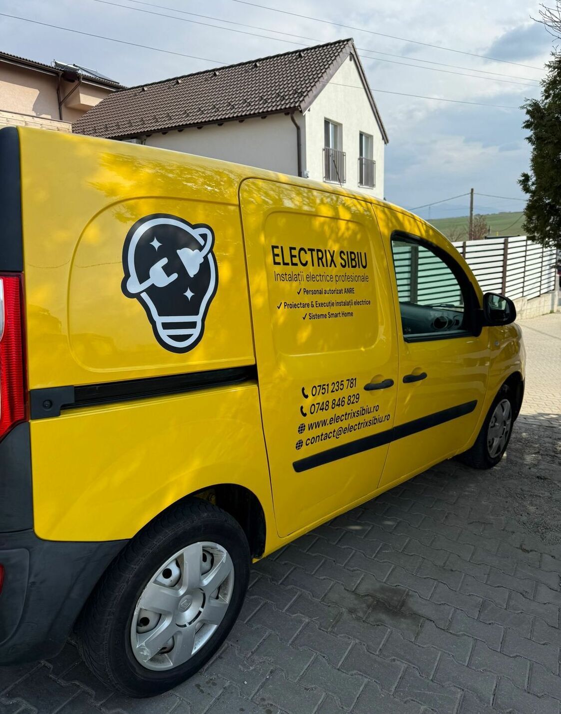 Inscriptionare auto Sibiu pentru firma de electricieni, colantare duba profesionala cu design personalizat, productie si montaj rapid pentru promovare eficienta
