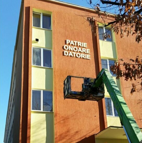 Litere volumetrice montate cu macara la etajul 5 pentru Armata României, cerințe respectate și profesionalism unic în țară