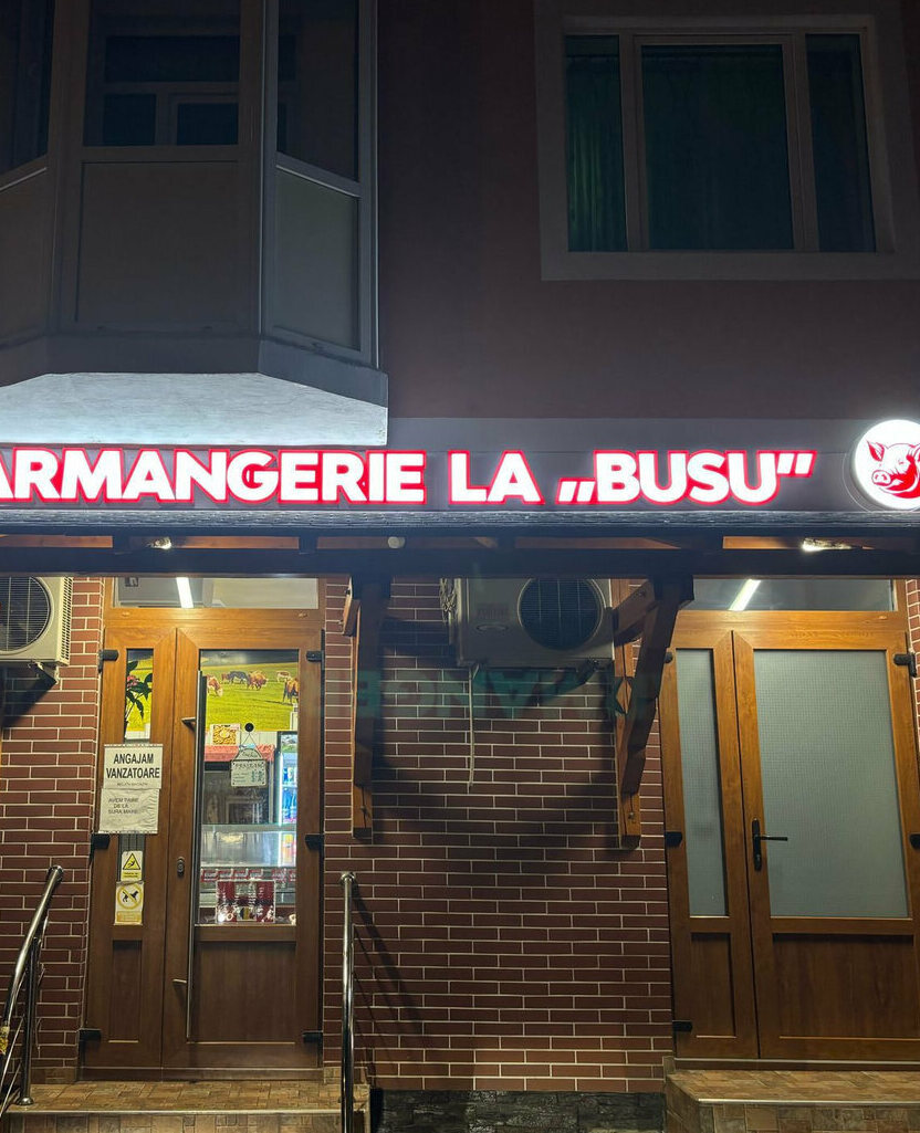 litere volumetrice luminoase sibiu pentru carmangerie logo iluminat led montat pe fatada vizibilitate maxima zi si noapte design profesional pentru branding puternic si atragerea clientilor