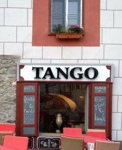 litere volumetrice luminoase sibiu realizate pentru restaurant tango din centrul sibiului iluminare led vizibilitate premium zi si noapte design elegant pentru horeca