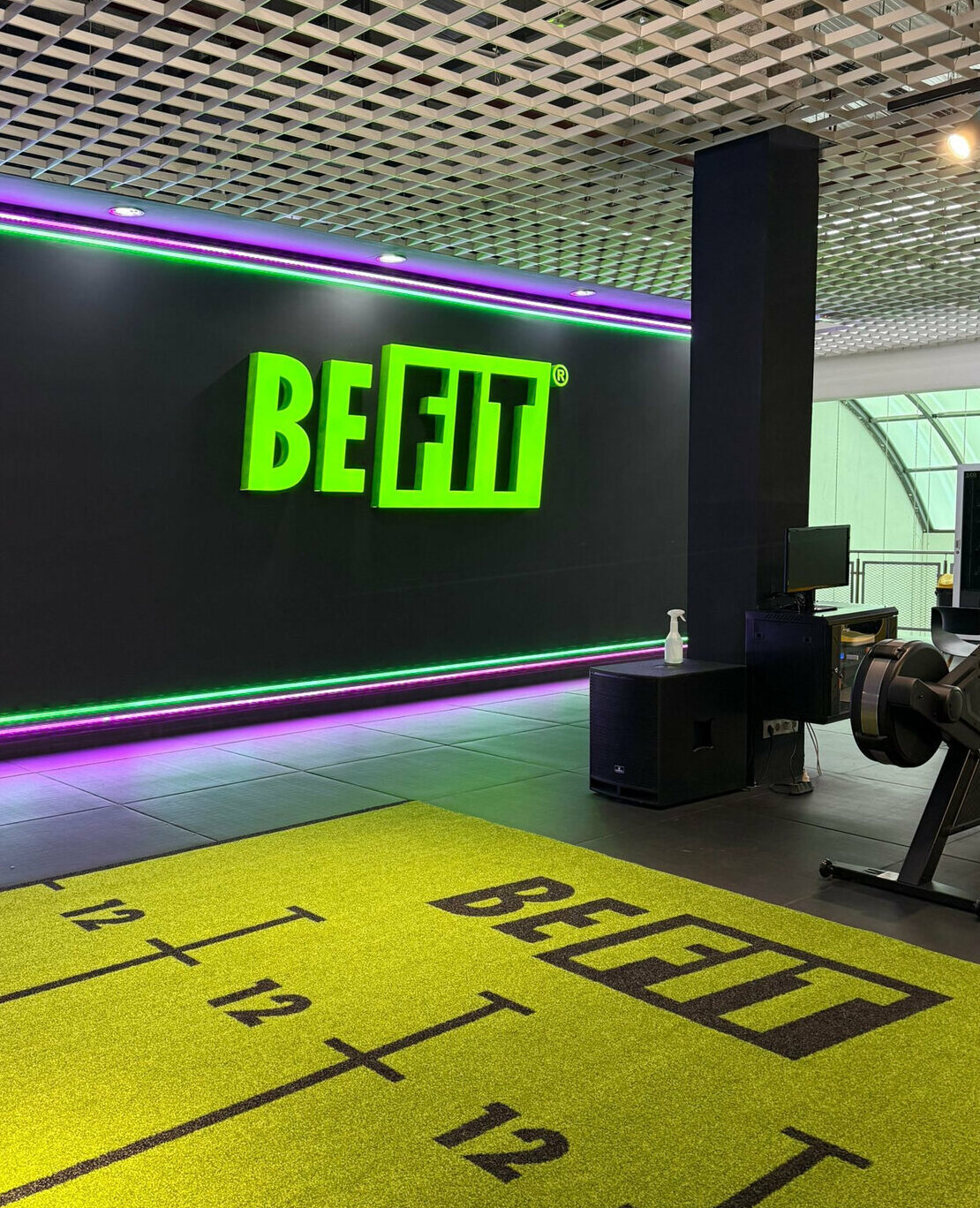 litere volumetrice luminoase interior sibiu realizate pentru sala fitness befit productie premium montaj profesional iluminare led branding modern si impact vizual puternic
