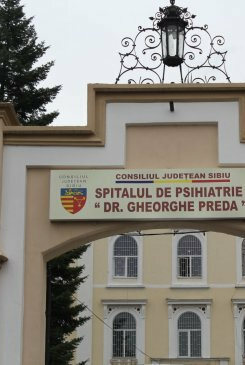 caseta luminoasa spital sibiu montata la intrare institutie medicala pentru identificare si orientare pacienti