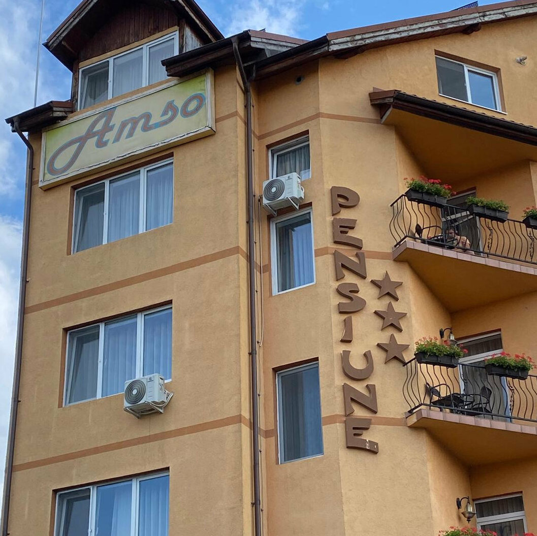 caseta luminoasa montaj la inaltime sibiu instalare pe cladire pentru vizibilitate mare reclama luminoasa exterior