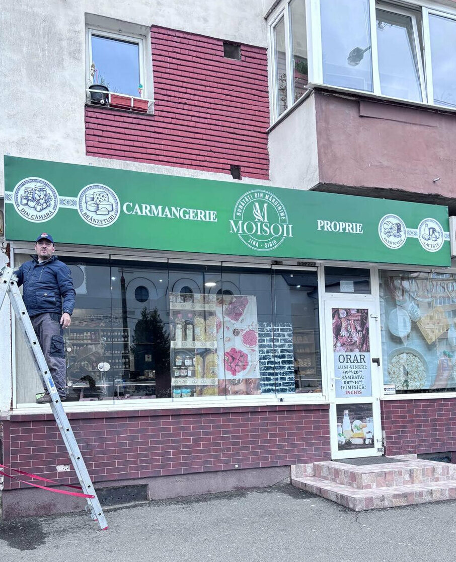 caseta luminoasa textila sibiu pentru carmangerie de mari dimensiuni montata pe fatada pe bulevardul mihai viteazu