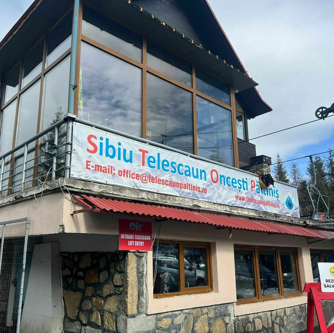 Servicii complete de producție publicitară și semnalistică pentru stațiunea Păltiniș, inclusiv bannere publicitare și panouri de orientare, pentru o promovare eficientă a atracțiilor turistice locale.