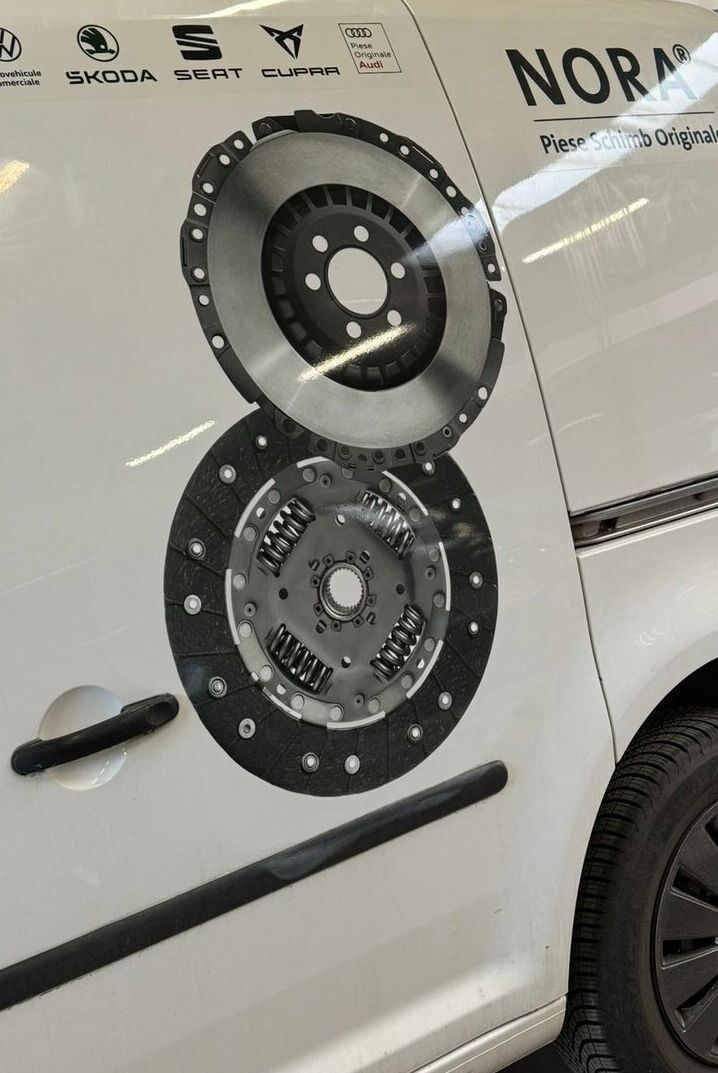 inscriptionare auto duba piese auto sibiu cu grafica produs si branding profesional pentru vizibilitate maxima si promovare eficienta