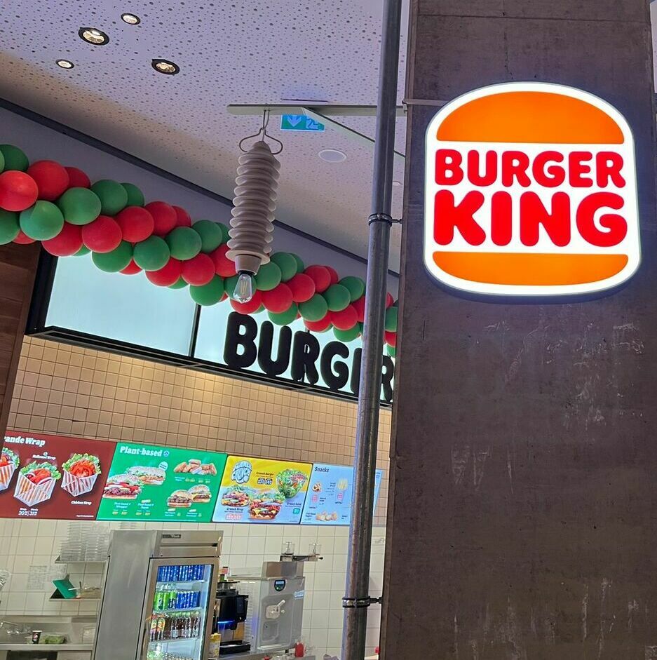 Panou luminos de dimensiune unică, realizat conform cerințelor, montat în mall-ul principal al Sibiului pentru Burger King