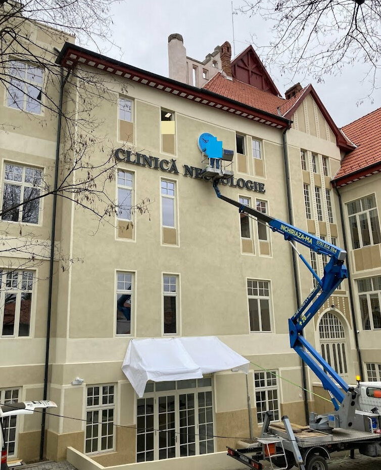 reclame luminoase sibiu clinica medicala litere volumetrice si caseta luminoasa rotunda montaj profesional la inaltime