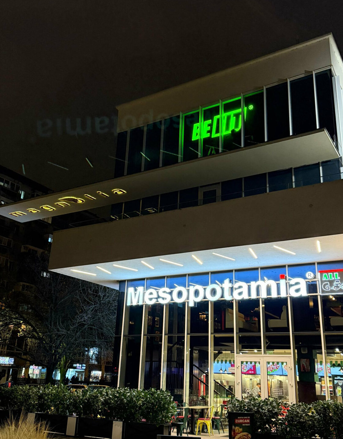 Firme luminoase Sibiu – reclama LED vizibila noaptea pentru business urban reclama luminoasa sibiu vizibila noaptea pe cladire comerciala cu iluminare led puternica