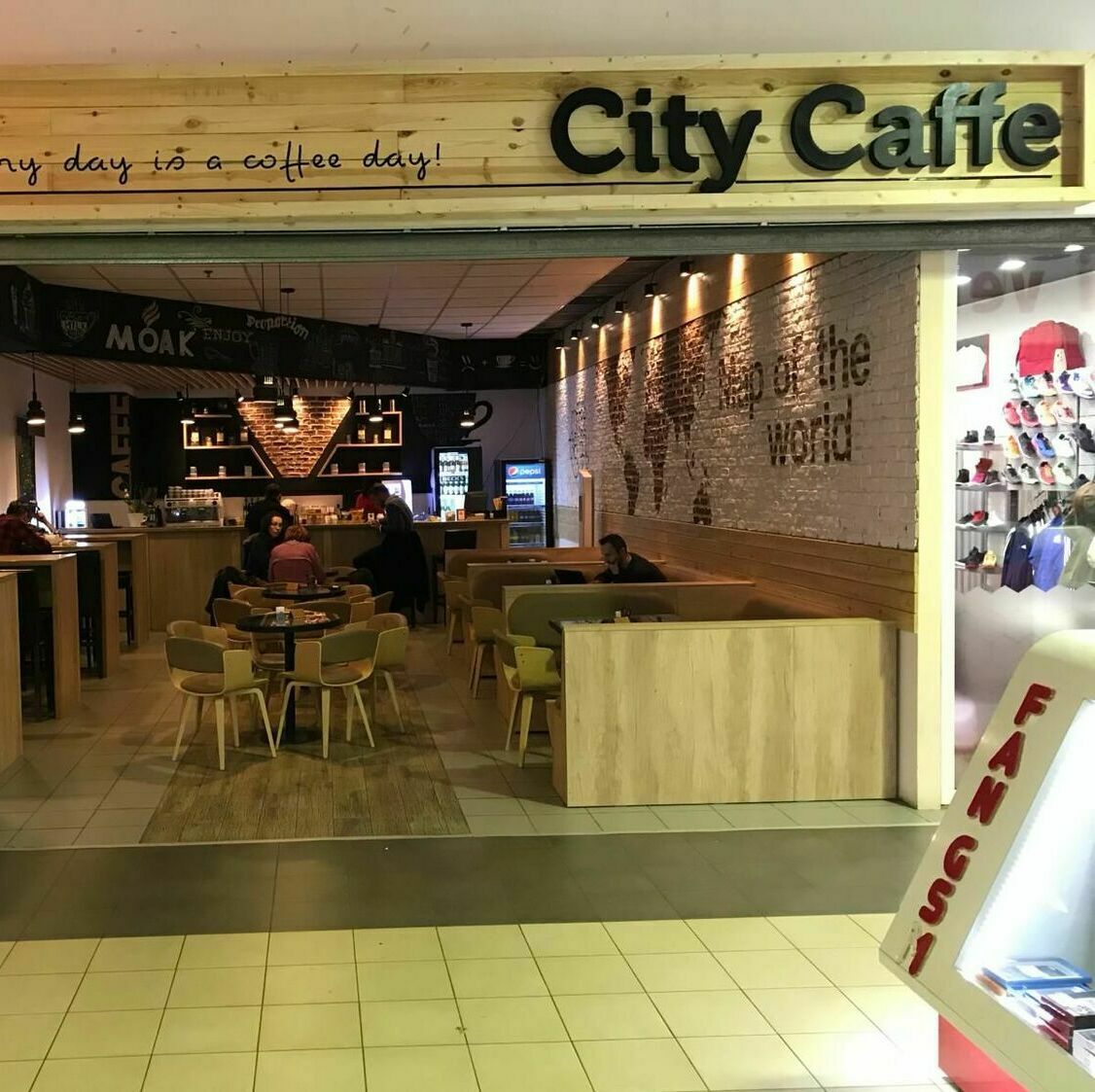 Decorare fațadă cafenea din mall cu lemn și litere aplicate, design lucios și personalizat.