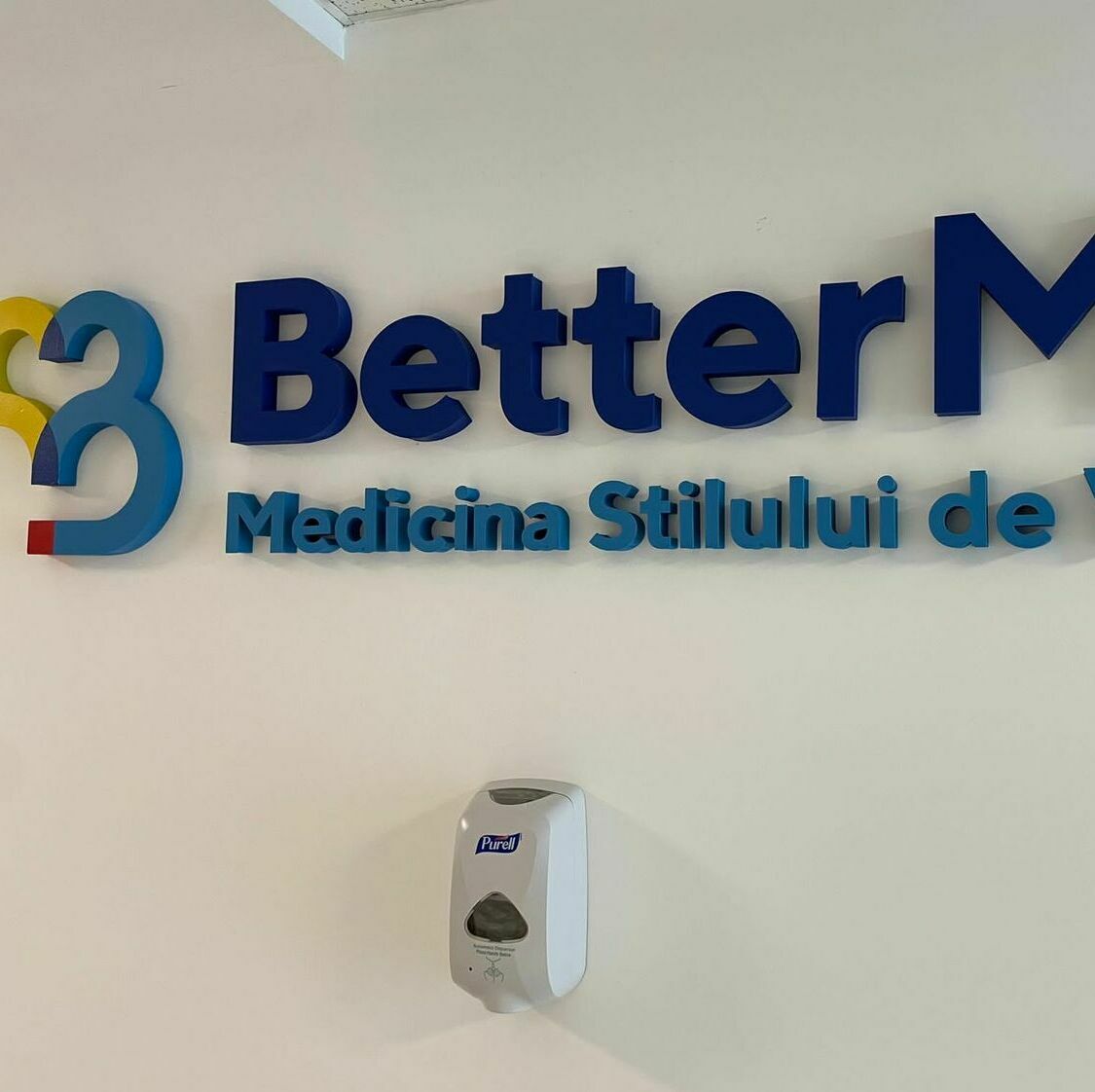 Realizare litere volumetrice detaliate pentru clinica privată BetterMe din Sibiu, design personalizat și executie meticuloasă.