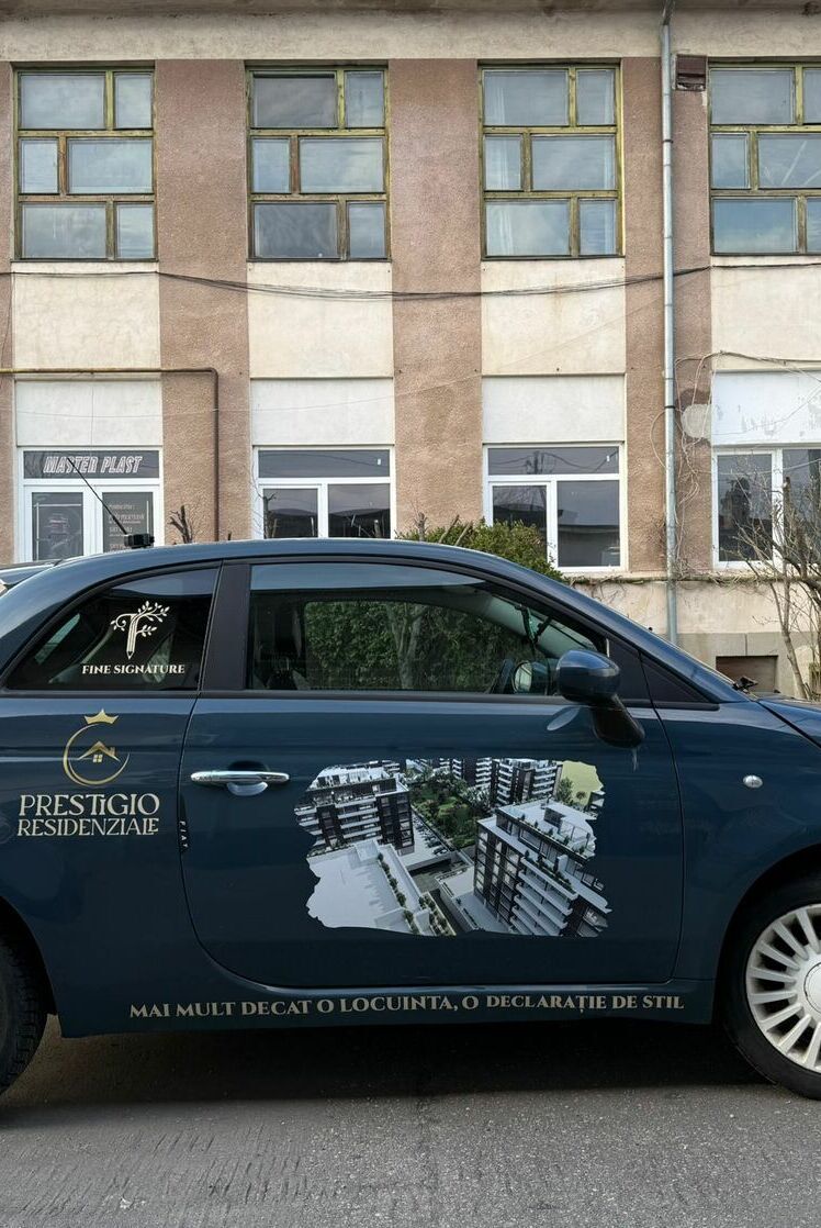 Colantare auto Sibiu pentru masina RE/MAX, personalizare auto pentru agentie imobiliara cu grafica eleganta si vizibilitate ridicata