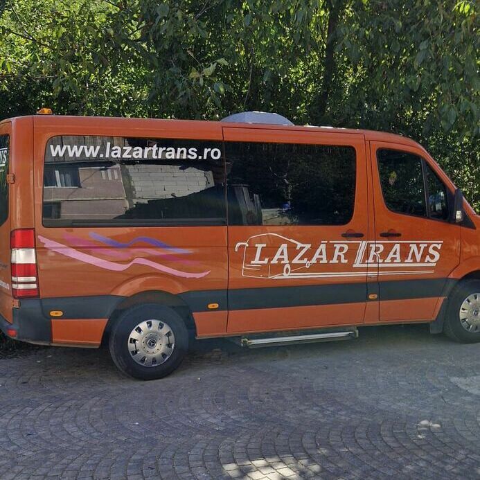 inscriptionare auto Sibiu transport persoane si marfa colantare duba Lazartrans branding profesional inscriptionare auto sibiu realizata pentru firma de transport lazartrans colantare duba personalizata cu logo si branding vizibil