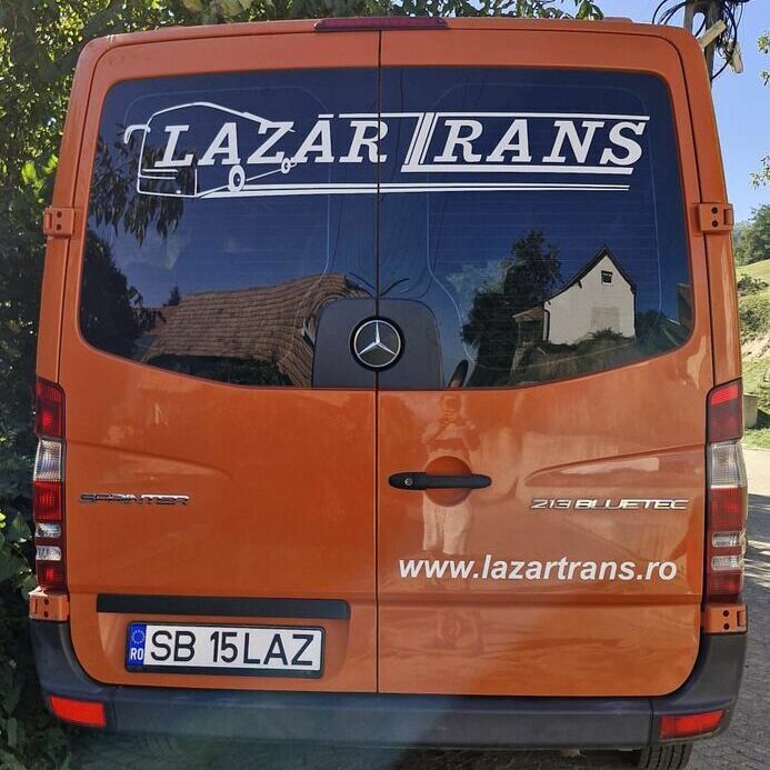 colantare auto Sibiu duba transport Lazartrans inscriptionare spate cu impact vizual si vizibilitate ridicata colantare auto spate duba lazartrans sibiu cu logo si website inscriptionare profesionala pentru promovare transport