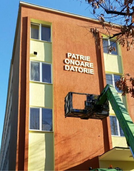 Firme luminoase Sibiu – montaj litere volumetrice pe cladiri pentru vizibilitate maxima montaj litere volumetrice pe cladire in sibiu folosind nacela pentru reclama luminoasa vizibila de la distanta