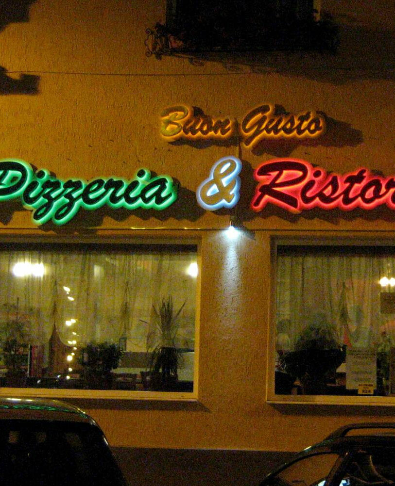 reclame luminoase sibiu pentru pizzerie litere volumetrice iluminate led colorate pentru fatada vizibilitate excelenta noaptea branding atractiv pentru restaurante si pizzerii impact vizual puternic pentru clienti