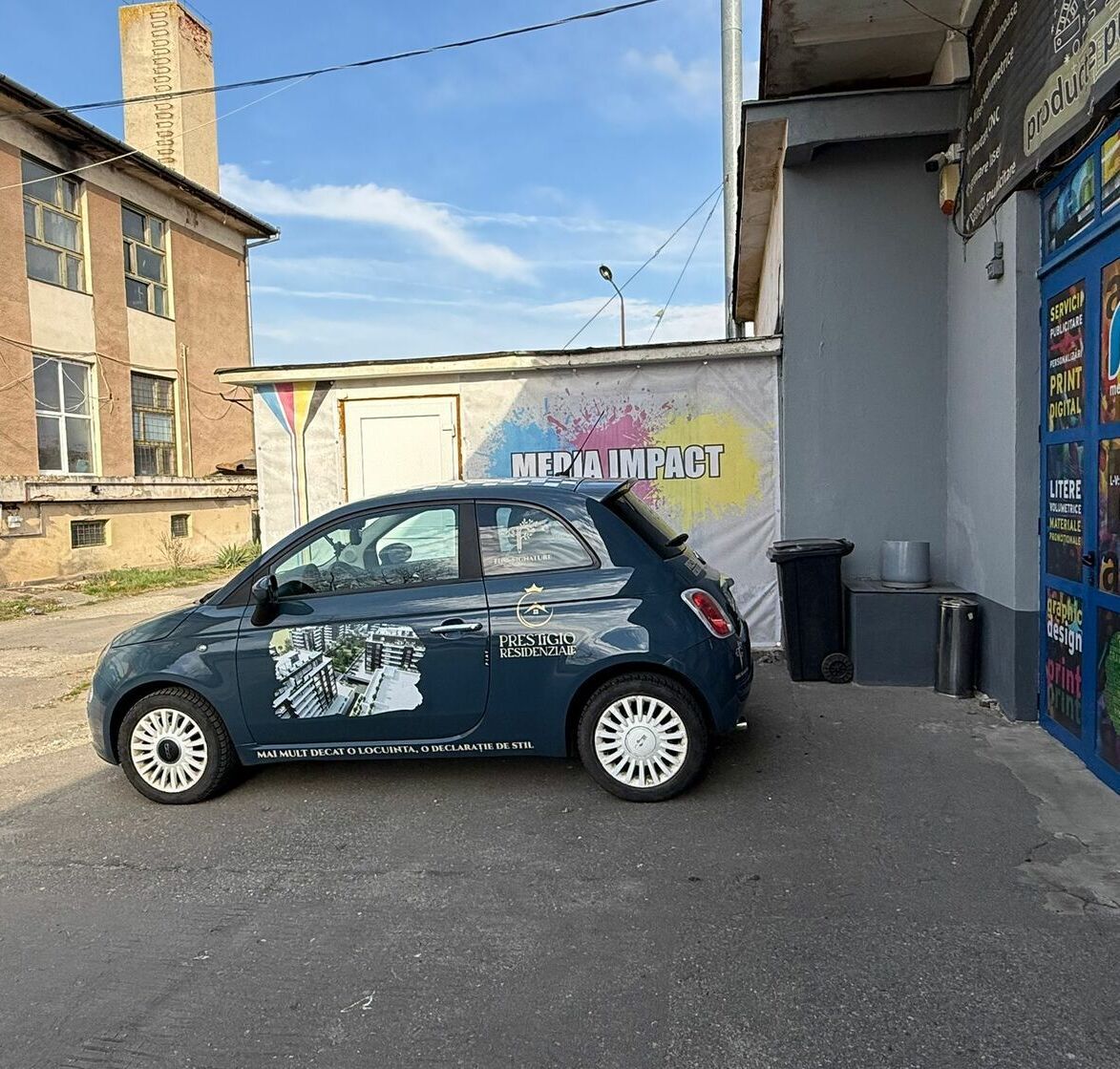 Reclama pe masina Sibiu - inscriptionare auto pentru promovare locala cu impact Reclama pe masina Sibiu realizata prin inscriptionare auto pentru RE/MAX, solutie eficienta de promovare locala pentru firme si servicii