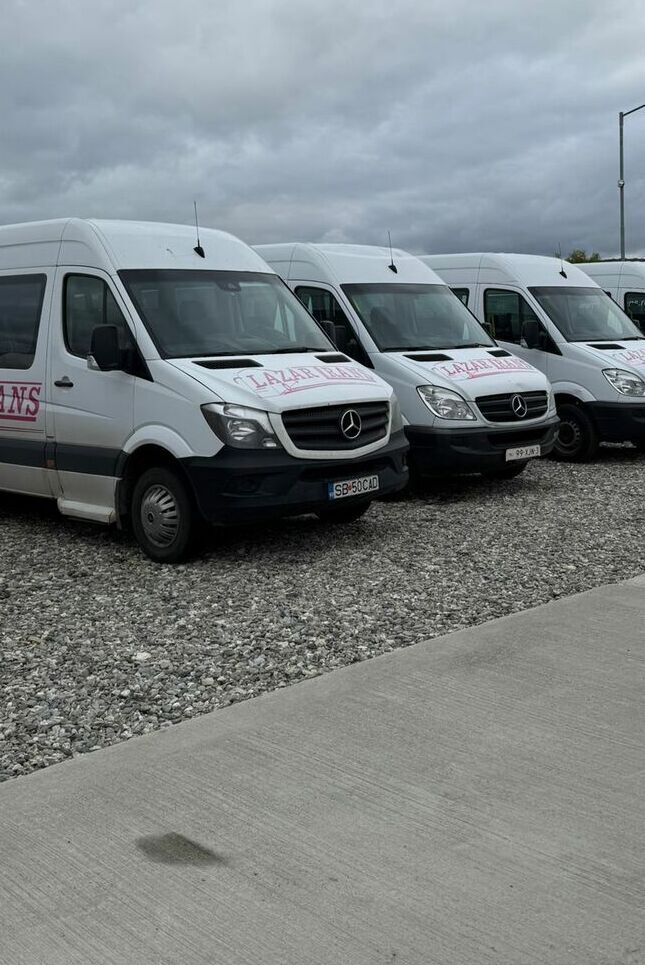 colantare auto flota dube transport persoane sibiu lazartrans branding complet pentru vizibilitate maxima si imagine profesionala in trafic