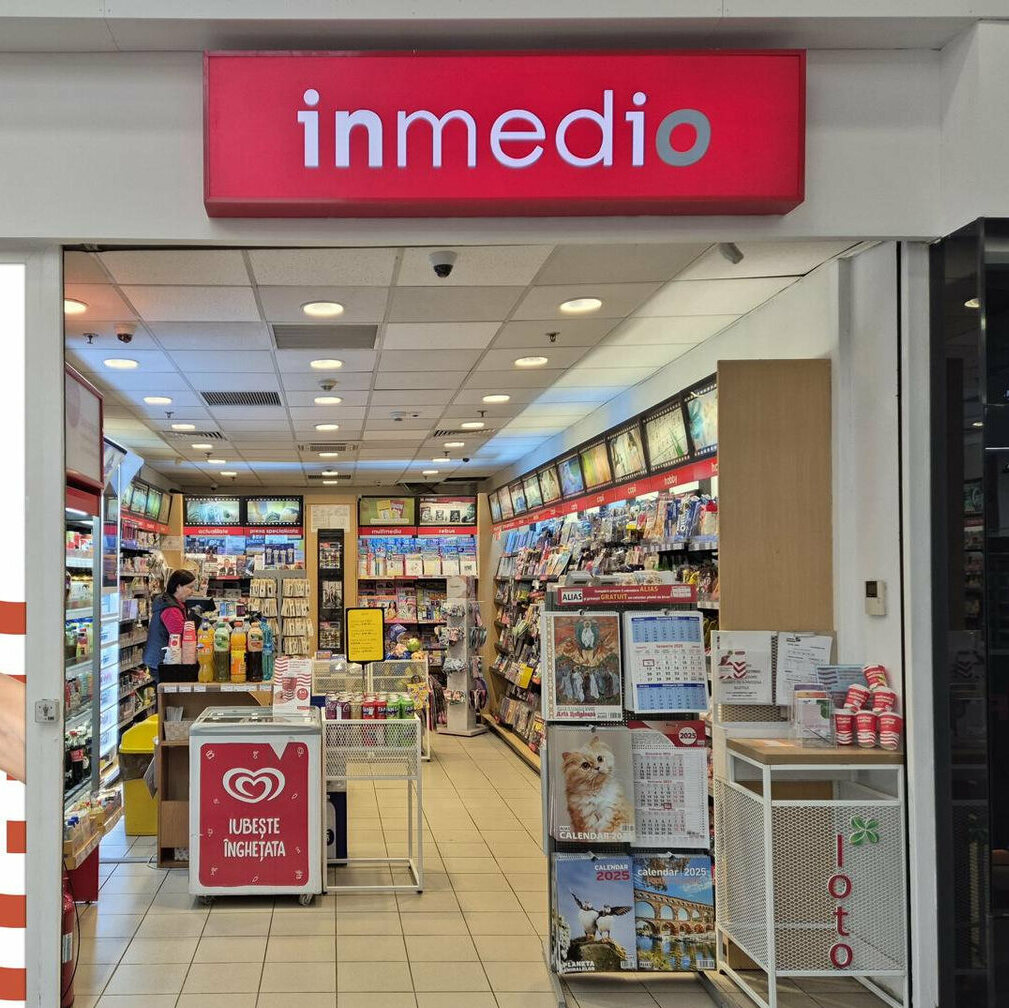 Caseta luminoasa interior Sibiu – reclama LED pentru magazin in mall cu impact vizual ridicat caseta luminoasa interior sibiu montata in mall pentru magazin cu iluminare led si vizibilitate ridicata in spatiu comercial
