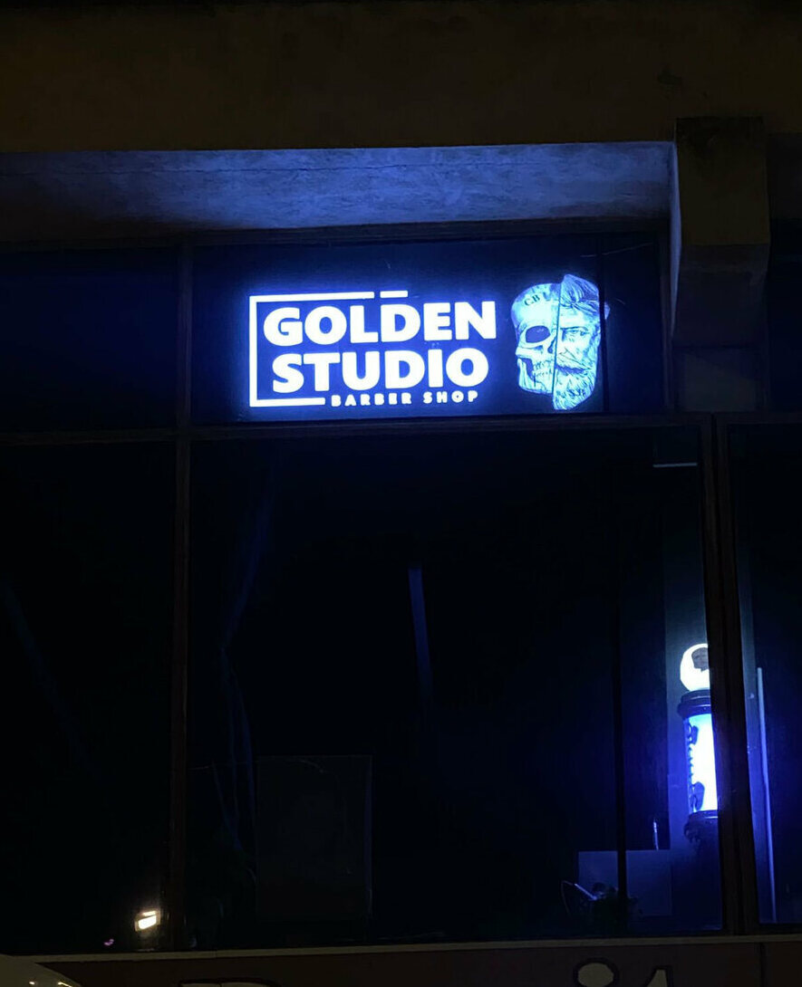 caseta luminoasa sibiu realizata pentru studio de tatuaje iluminare led intensa vizibilitate excelenta pe timp de noapte design modern pentru atragerea clientilor