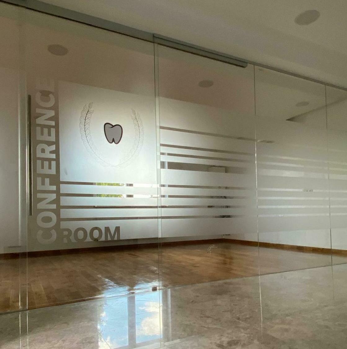 Decorare cu folie sablată personalizată în birourile companiei Marquardt, adăugând un touch elegant și profesional în interiorul lor.