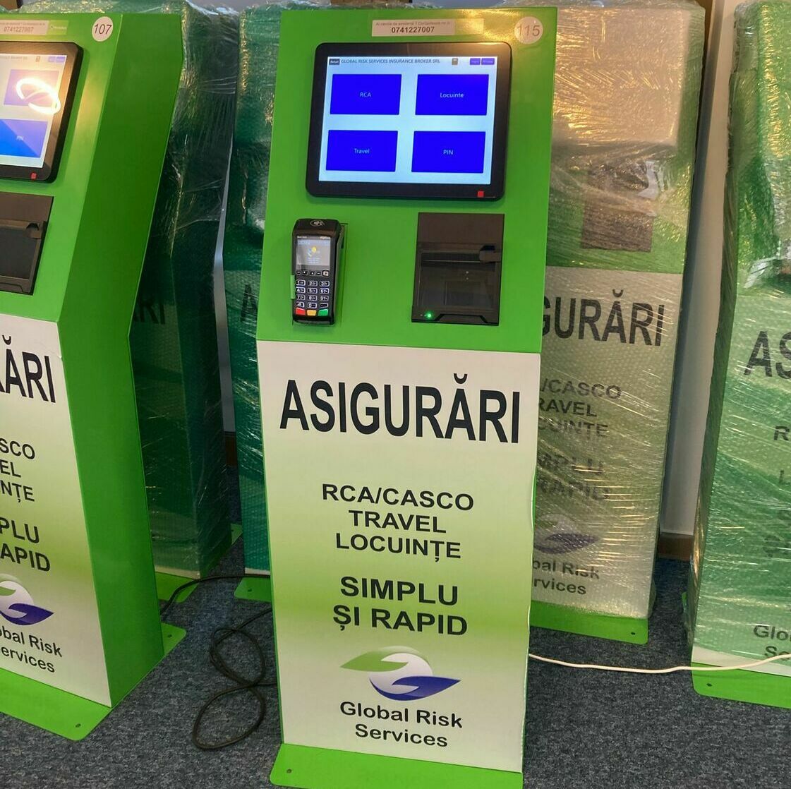 Inscripționare, personalizare și imbracare în autocolant a unor aparate moderne digitale, design avansat și aplicare profesională.