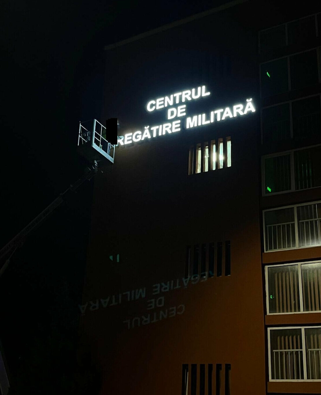 litere volumetrice luminoase sibiu centru pregatire militara montaj la inaltime nacela iluminare led