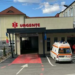 Litere volumetrice luminoase pentru secția de Urgențe a Spitalului Județean Sibiu, includând simbolul specific URGENTELOR și ambulante, montate profesional