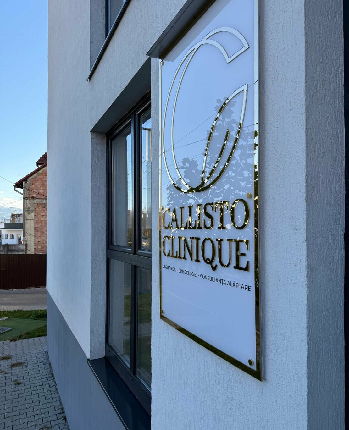 reclama luminoasa sibiu din plexiglas transparent cu iluminare tip halou si litere volumetrice aurii design premium pentru clinici si proiecte sofisticate productie si montaj profesional