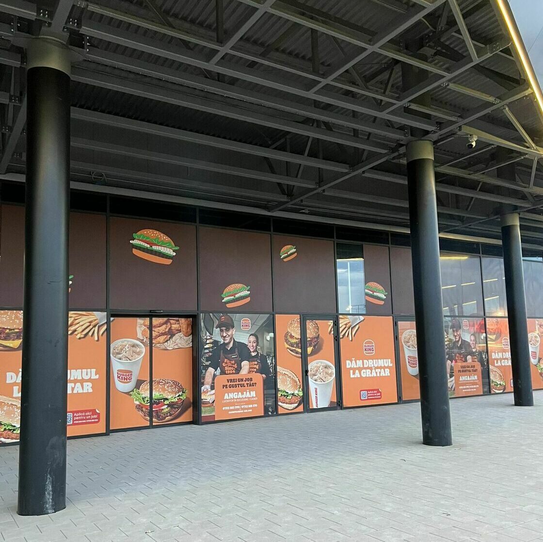 Imbracarea fațadei unui mall în autocolant și mesh pentru renumitul Burger King, inclusiv print, grafică și montaj profesional