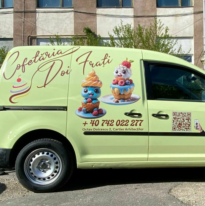 Serviciu de inscriptionare și decorare auto profesional pentru mașinile utilizate în livrarea mâncării, garantând o prezentare atractivă și profesională.