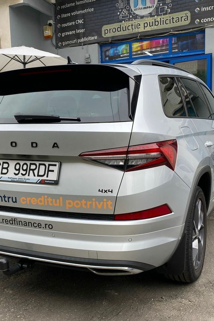 inscriptionare auto sibiu redfinance colantare masina firma cu branding vizibil si grafica profesionala pentru servicii financiare