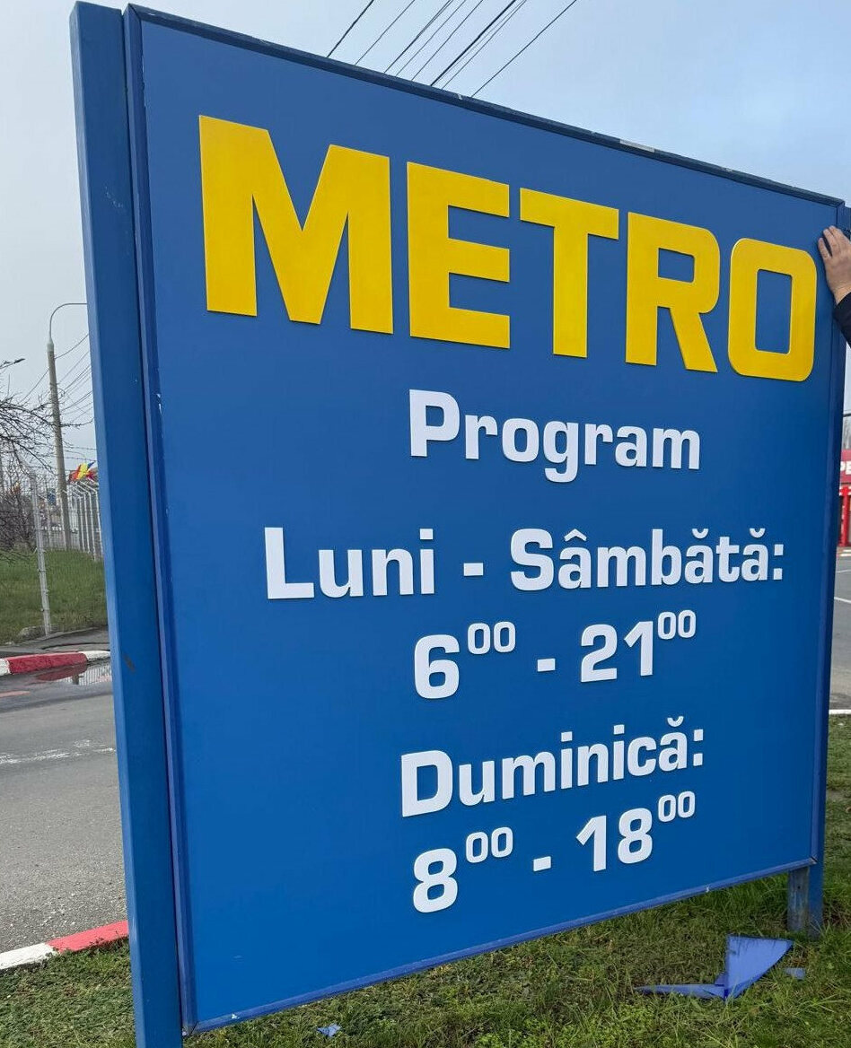 panou luminos sibiu pentru magazin metro cu program functionare vizibil structura rezistenta si litere clare pentru informare clienti