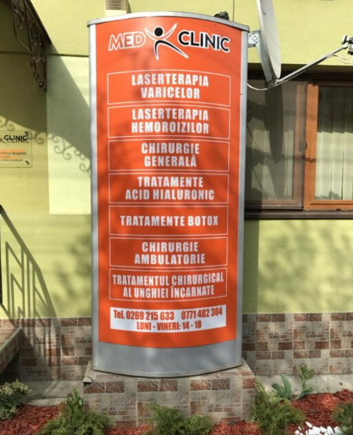 totem luminos sibiu pentru clinica medicala structura publicitara iluminata led ideala pentru afisarea serviciilor medicale vizibilitate maxima zi si noapte design profesional pentru branding medical si orientare pacienti