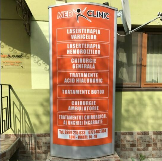 Realizarea unui totem luminos publicitar și a unui totem printat pentru o clinică din Sibiu