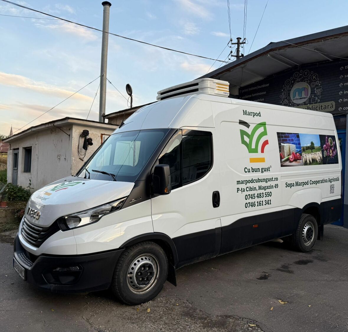 colantare duba detalii grafice sibiu pentru promovare produse alimentare branding auto eficient si vizibilitate maxima inscriptionare auto detaliu grafica pe duba alimentara in sibiu cu imagini produse si branding profesional pentru impact vizual puternic