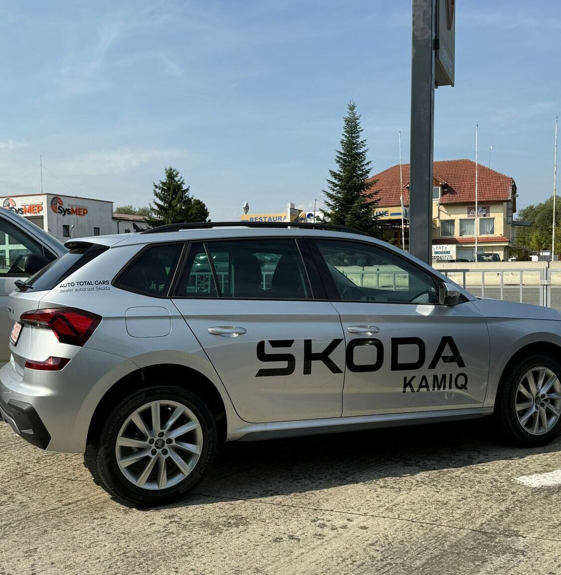 colantare auto Sibiu Skoda Enyaq personalizare masina pentru prezentare showroom colantare auto sibiu skoda enyaq branding auto realizat pentru showroom cu grafica premium si aplicare precisa