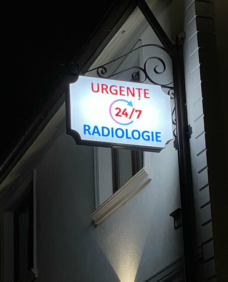 caseta luminoasa fata verso sibiu iluminata noaptea pentru clinica medicala cu vizibilitate ridicata