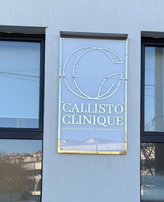 reclama luminoasa sibiu pentru clinica realizata din plexiglas transparent design fin si elegant iluminare led discreta pentru branding premium si imagine profesionala vizibilitate moderna si rafinata