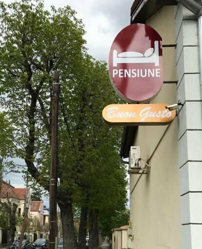 reclama luminoasa rotunda fata verso sibiu pentru pensiune montata perpendicular pe cladire pentru vizibilitate stradala