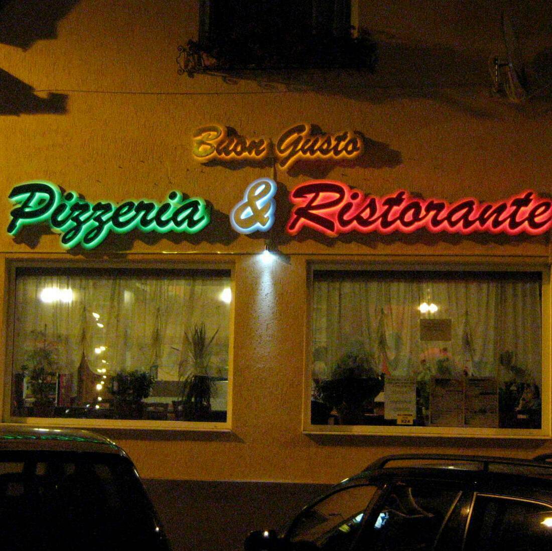 Reclamă luminoasă personalizată cu logo și brand pentru pizzeria & restaurantul din inima Sibiului