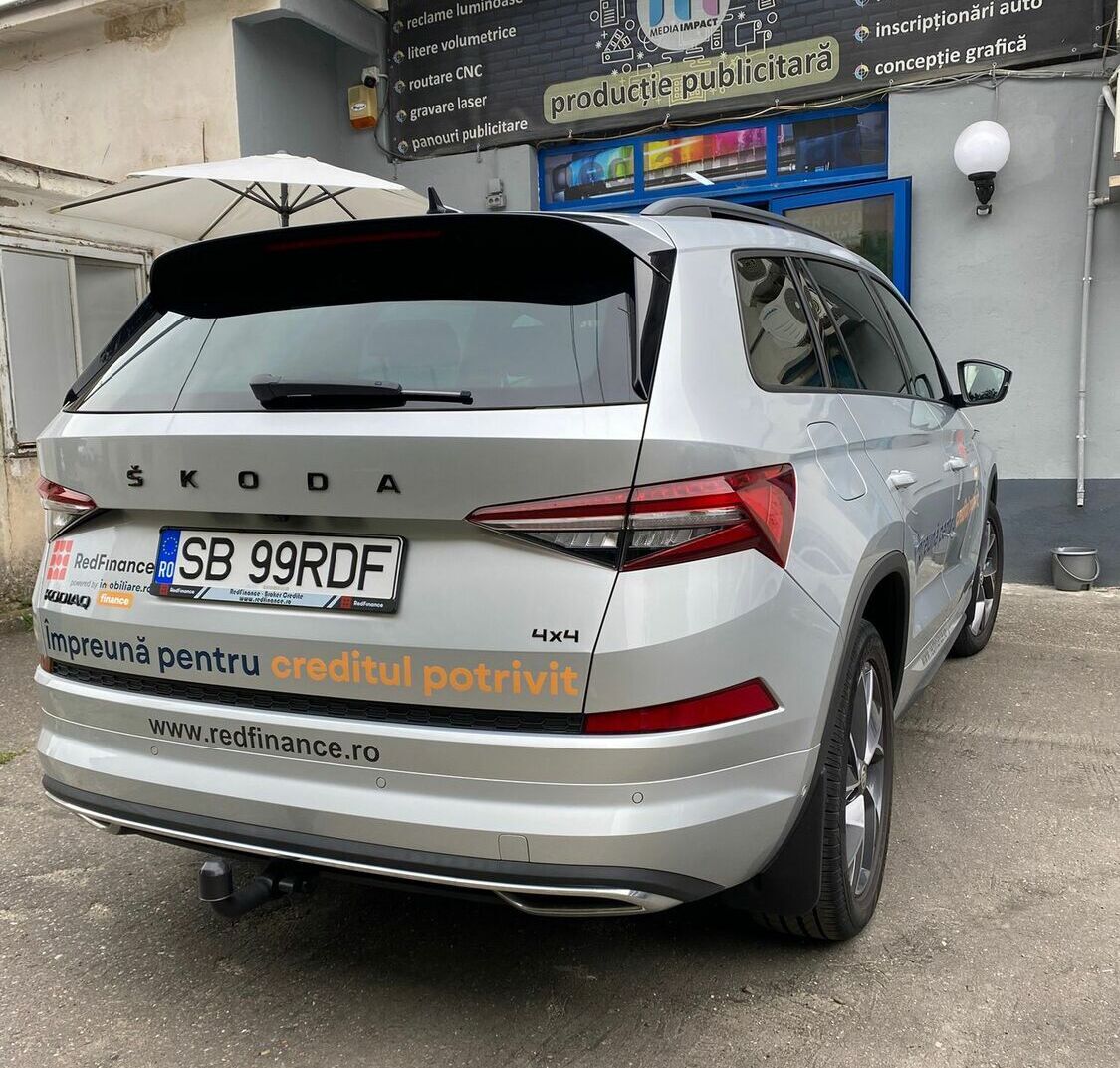 inscriptionare auto Sibiu RedFinance colantare masina pentru promovare servicii financiare locale inscriptionare auto sibiu redfinance colantare masina firma cu branding vizibil si grafica profesionala pentru servicii financiare