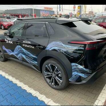 Realizare grafică personalizată și decorare pentru mașinile noi la reprezentanța Toyota din Sibiu, asigurând un aspect profesional și atrăgător