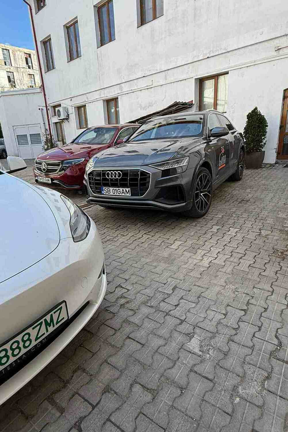 inscriptionare auto tesla audi mercedes sibiu colantare premium branding masini