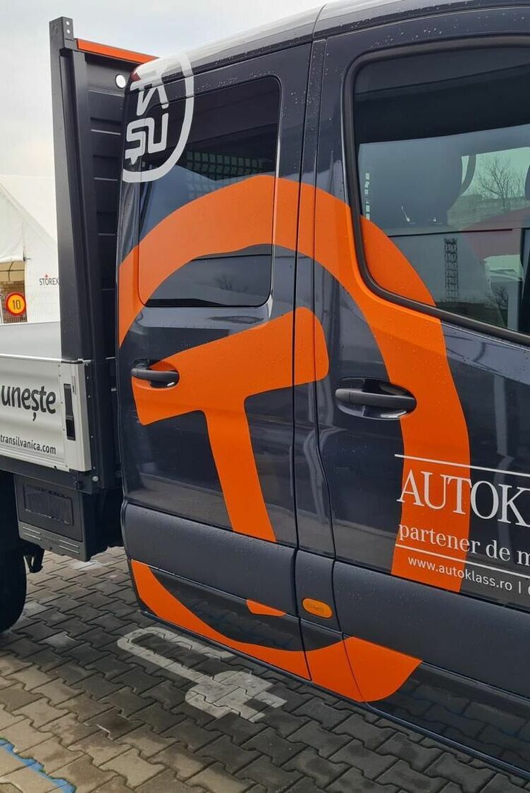 inscriptionare auto platforma mercedes autoklass sibiu colantare profesionala pentru proiect viatransilvania branding auto cu impact vizual puternic