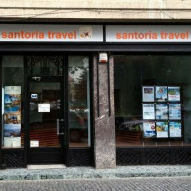 caseta luminoasa agentie turism sibiu montata pe fatada in centrul orasului pentru promovare servicii turistice