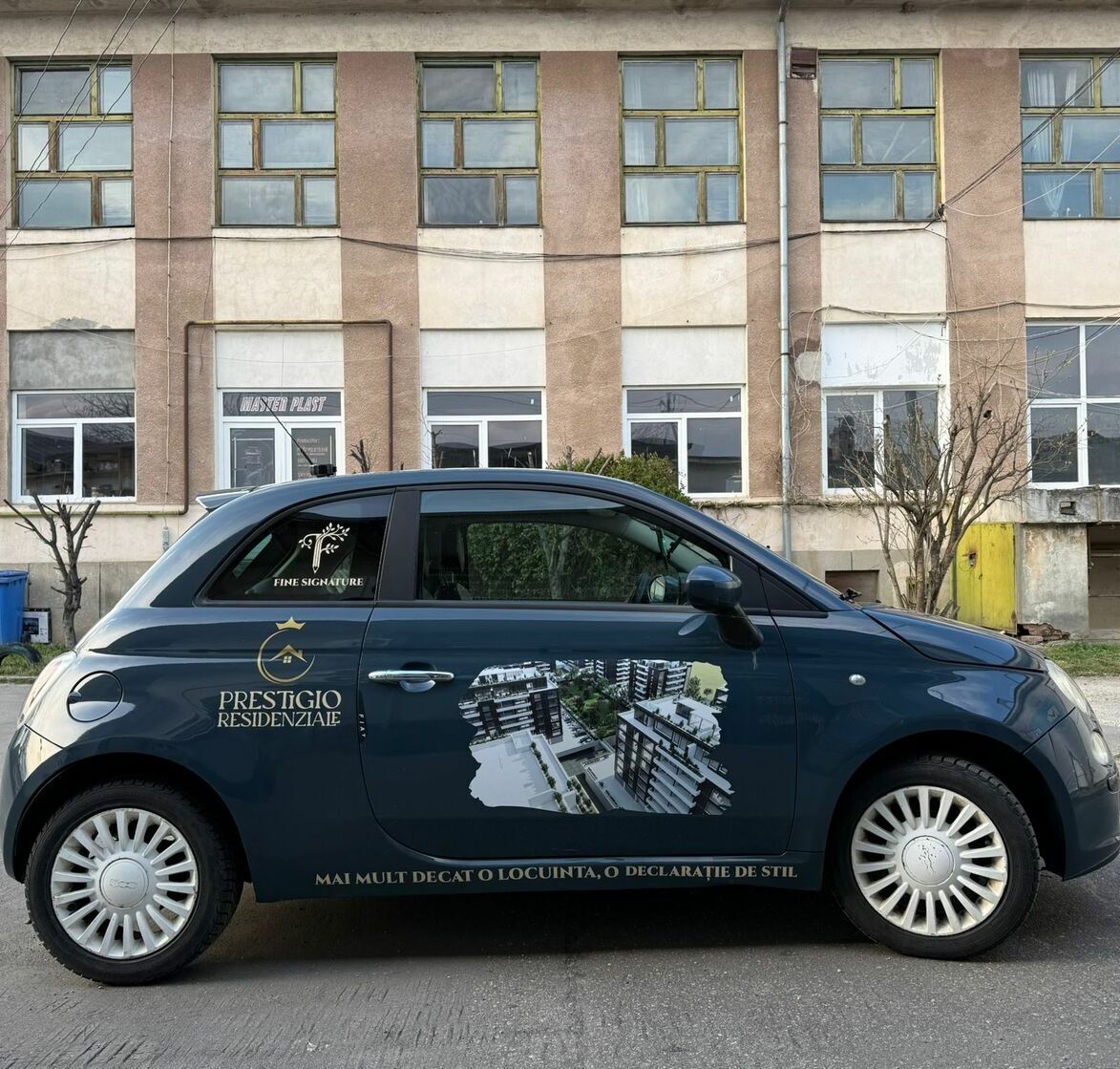 Colantare auto Sibiu - personalizare masina firma pentru agentie imobiliara Colantare auto Sibiu pentru masina RE/MAX, personalizare auto pentru agentie imobiliara cu grafica eleganta si vizibilitate ridicata